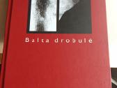 Balta drobulė