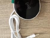 Bevielis telefono kroviklis prie stalo