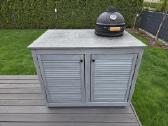 Kamado minimo kepsninė su stalu.