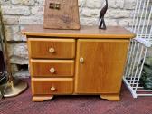 Vintažinė mid century medžio masyvo spintelė - nuotraukos Nr. 22