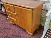 Vintažinė mid century medžio masyvo spintelė - nuotraukos Nr. 24
