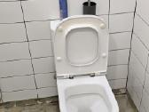 Klozetas su bakeliu ir dangčiu