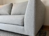 Pilka Pohjanmaan sofa, patogi, prižiūrėta