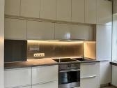 Moderni talpi virtuvė su buitine technika 315cm - nuotraukos Nr. 2