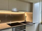 Moderni talpi virtuvė su buitine technika 315cm - nuotraukos Nr. 3