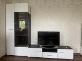 TV staliukas su spintelėmis ir lentyna
