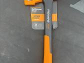 Kirvis Fiskars X11