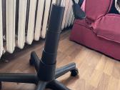 Kėdė su ratukais ir aukščio reguliavimo mechanizmu