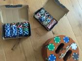 Pokerio zetonai su stovu.