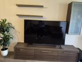 TV spintelė ruda