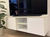 Baltas TV staliukas