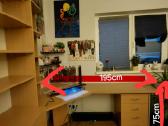 Rasomas stalas su lentynom
