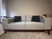 Šviesiai pilka sofa