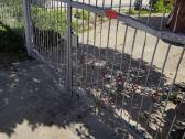 Parduodama metalinė tvora su vartais