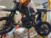 Ridingtimes elektrinių motociklų/dviračių atstovas