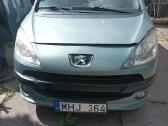Auto su defektais.
