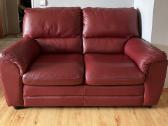 Raudona odinė dvivietė sofa