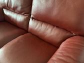 Raudona odinė dvivietė sofa - nuotraukos Nr. 3