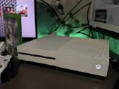 Xbox One S 1tb - Naudotas, du nemokami žaidimai.