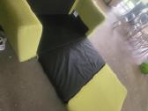 Puikios bukles miegama sofkute