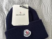Moncler tamsiai mėlyna kepurė