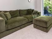 Pagal užsakymą gaminta aksominė sofa su pufu