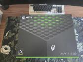 Xbox Series X su dvejais pultais