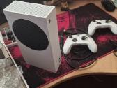 Beveik nepanaudotas Xbox series s su 2 pulteliais