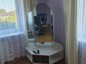 Atiduodu nemokamai veidrodį su stovu.būklė matos