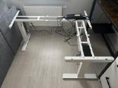 Reguliuojamo aukščio stalo mechanizmas