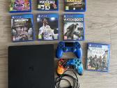 Playstation 4 slim su dviem pulteliais