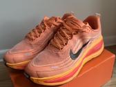 Nauji Nenešioti Nike Vomero Plus bėgimo batai