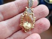 Vintažinis aukso pakabūkas su saulės akmeniu,5.4gr