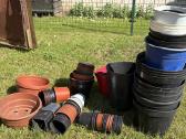 Įvairių dydžių plastikiniai vazonai