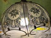 Vintažinis šviestuvo gaubtas su rožių ornamentais