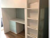 Aukšta lova Ikea Smastad su stalu ir spinta