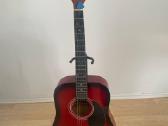 Parduodama gitara su dėklu