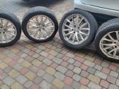 Tesla model S ,R19 ratllankiai su padangom