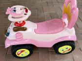 Parduodamas vaikiškas stumdomas žaislas - auto