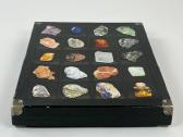 Mineralų kolekcija dėžutėje