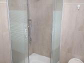 Išmontuota 90x90 kampinė dušo kabina