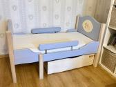 Auganti vaikiška lova iš tikro medžio su čiužiniu
