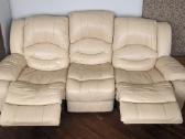 Odinė sofa su reglineriais (yra trūkumų)