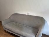 Pilka dvivietė sofa