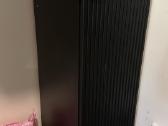 Parduodama kompaktiška spintelė su lentynomis.