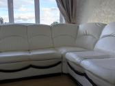 Balta odinė kampinė sofa