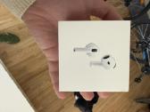 Apple Airpods 4 su aktyviu triukšmo slopinimu