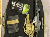 Airsoft ginklas su įvairiais priedais
