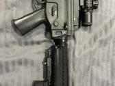 Airsoft ginklas su įvairiais priedais - nuotraukos Nr. 2