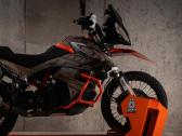 Dockit. Pasukamas motociklo stovas su užraktu